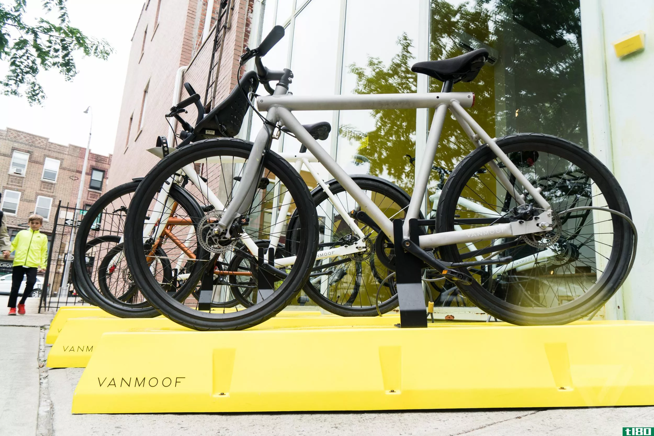 范穆夫的新自行车搜寻队正在欧洲各地追捕被盗自行车