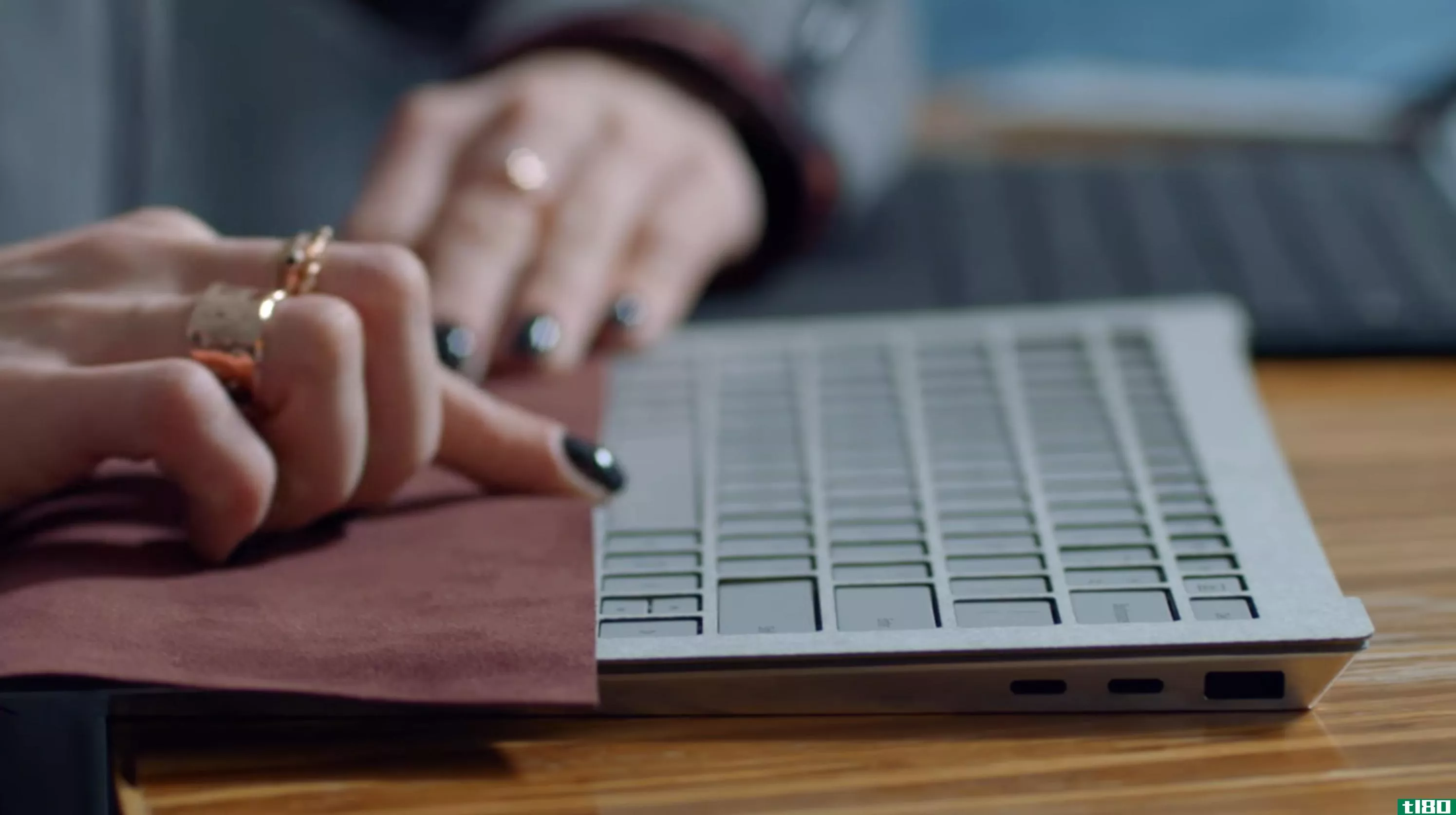 微软的surface笔记本电脑原型包括两个usb-c端口