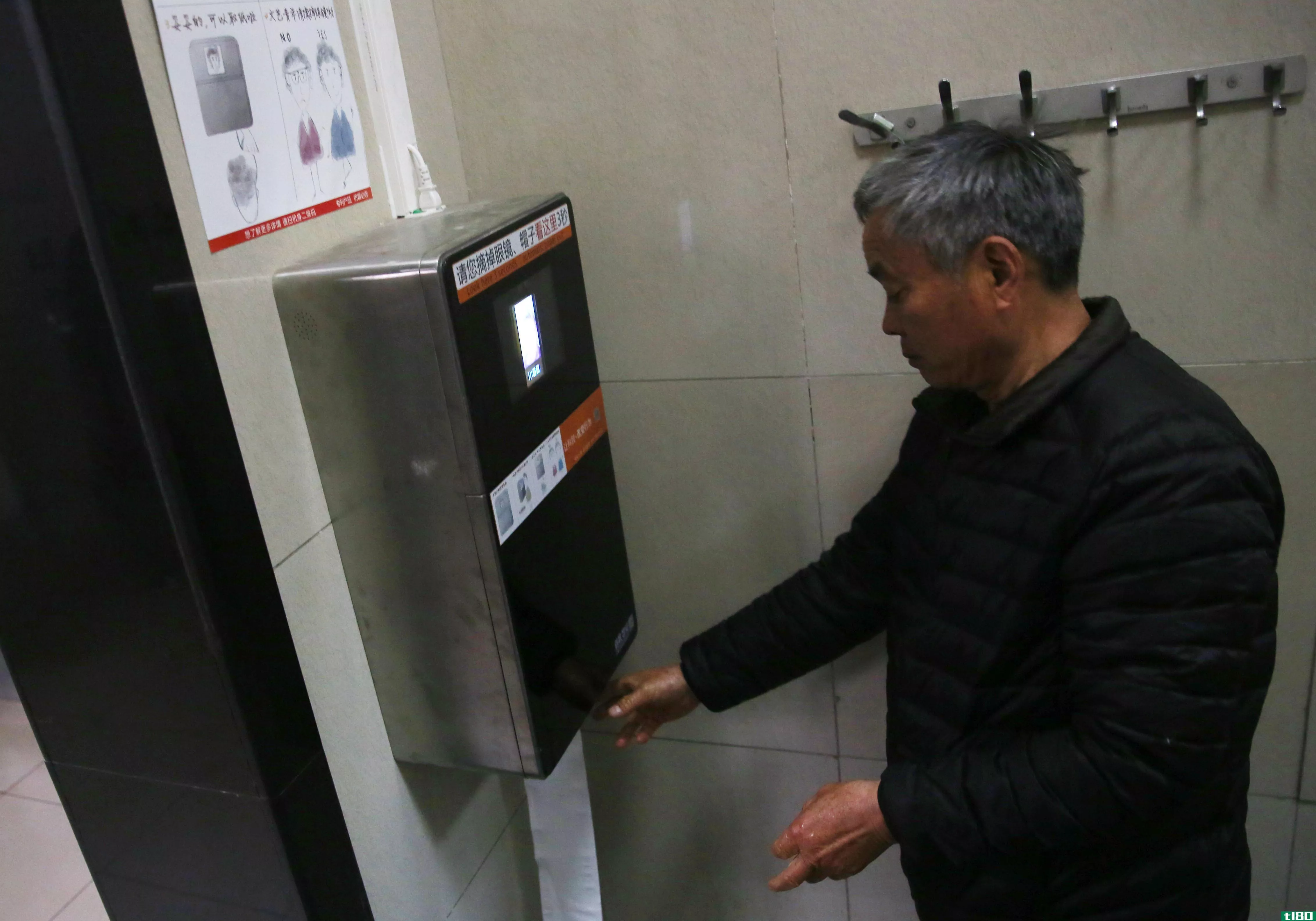 中国正在用面部识别软件打击偷厕纸贼