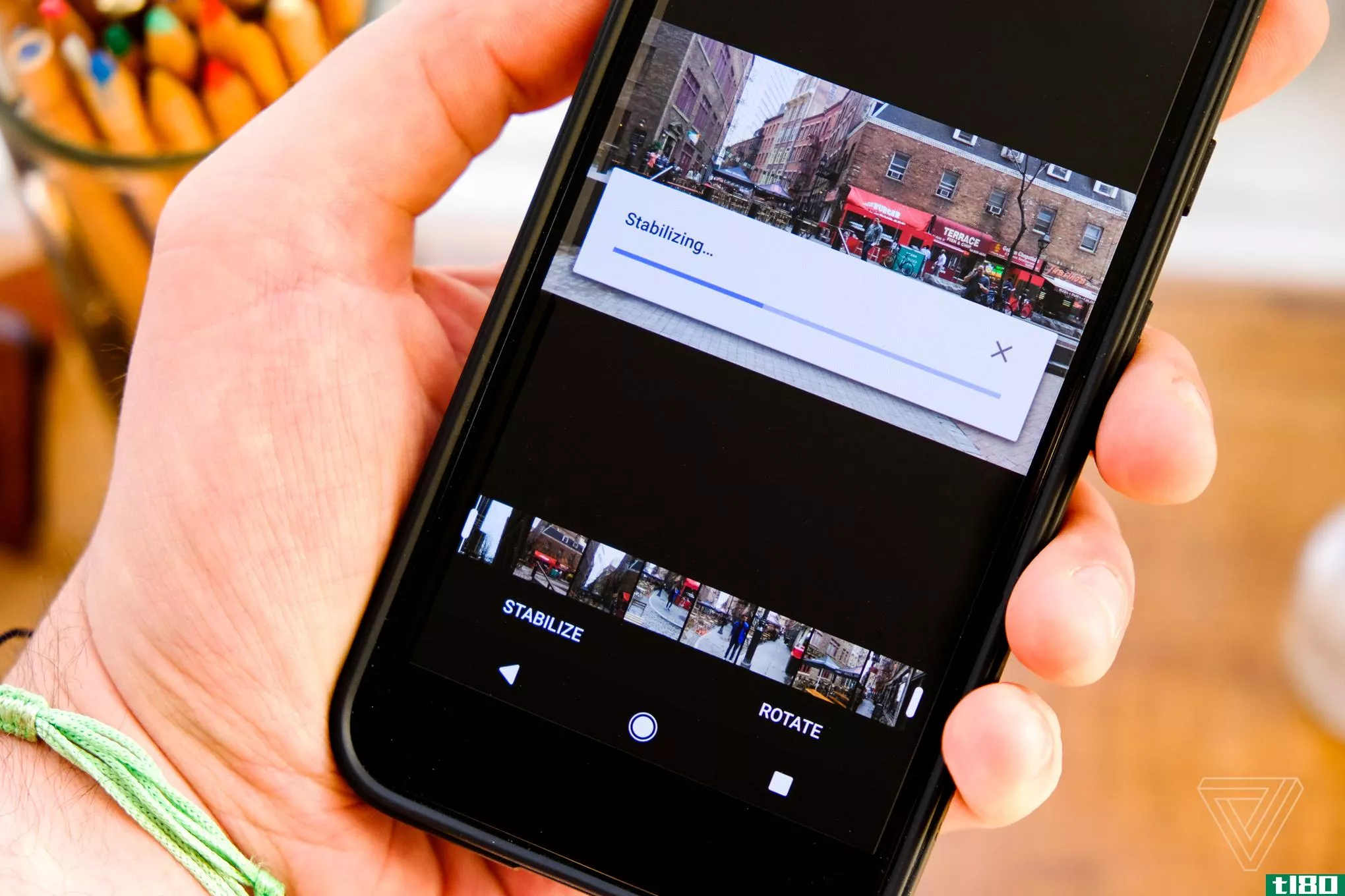 谷歌照片现在可以稳定你所有摇摇晃晃的手机摄像头视频