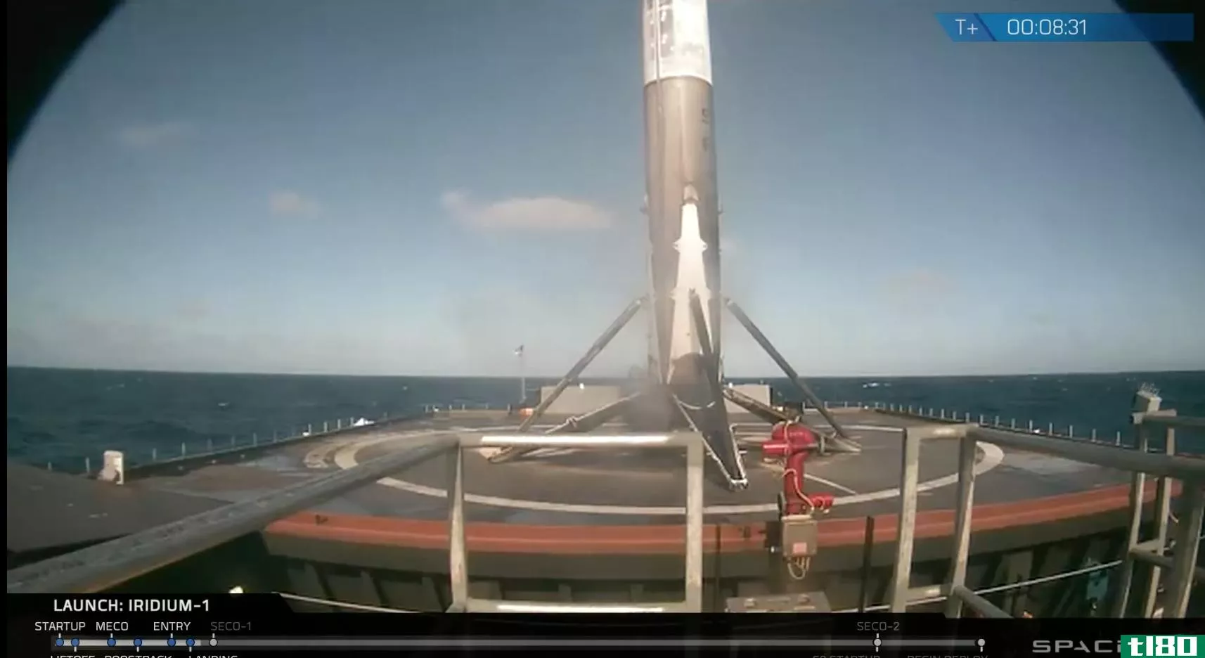 spacex在8月首次发射后，将其“猎鹰9号”火箭降落在海上