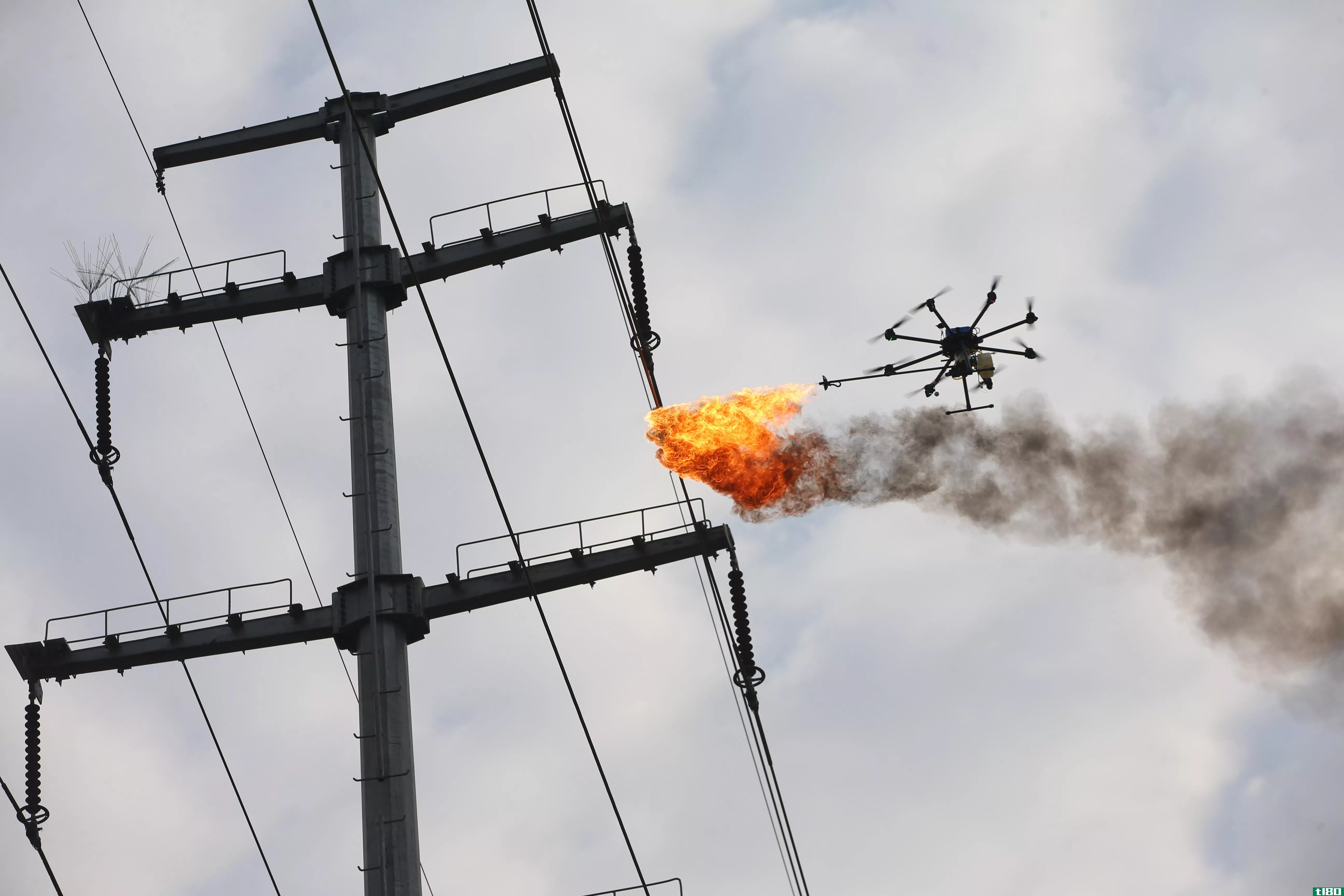 喷火无人机是把垃圾从你的电线上弄下来的一种方法