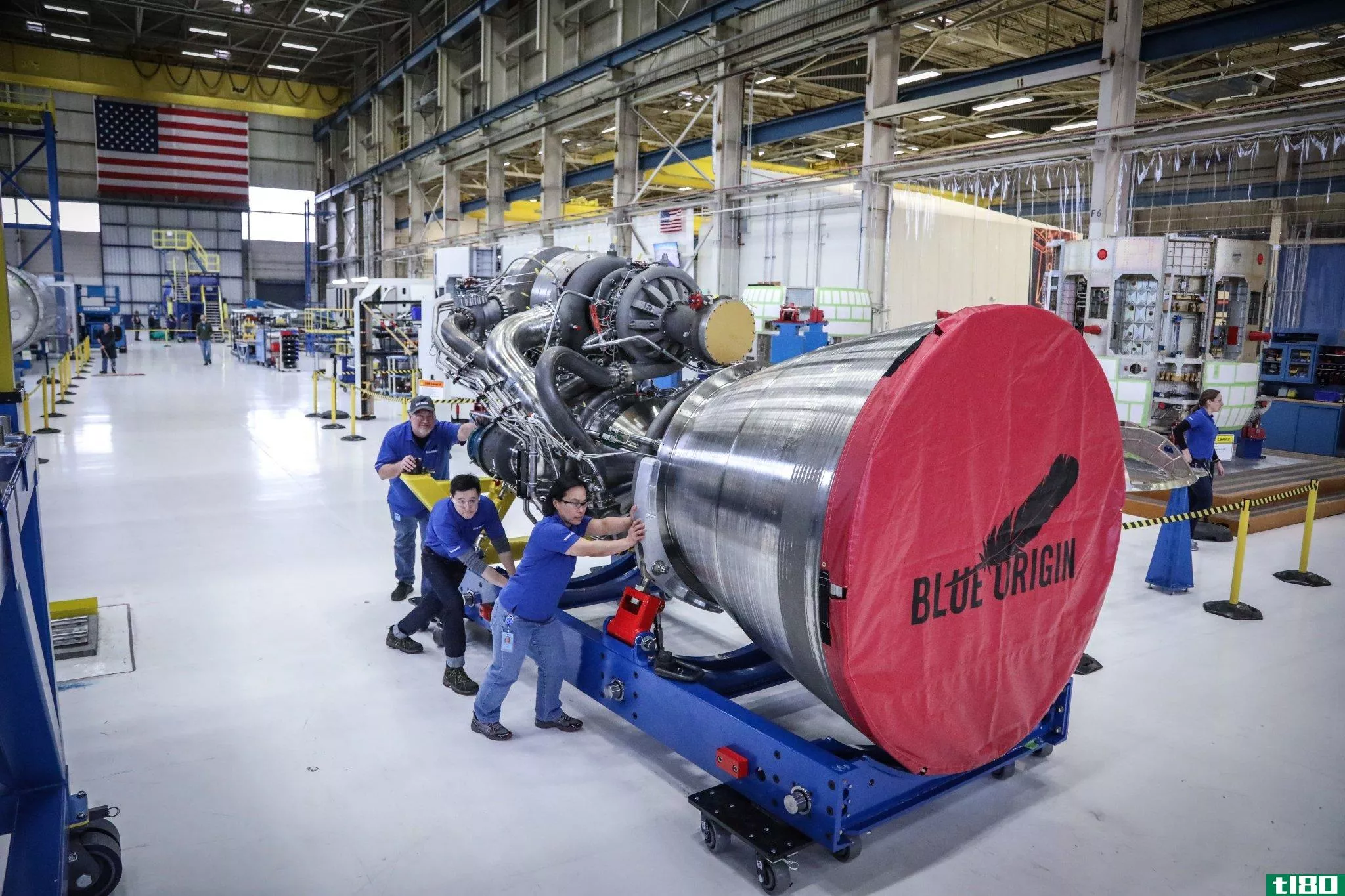 杰夫·贝佐斯展示首次完全组装的BlueOrigin新型火箭发动机