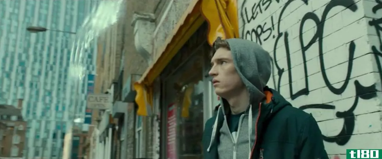 netflix的《iboy》是一部无聊的超级英雄电影，讲述的是一个脑袋里装着智能手机的青少年