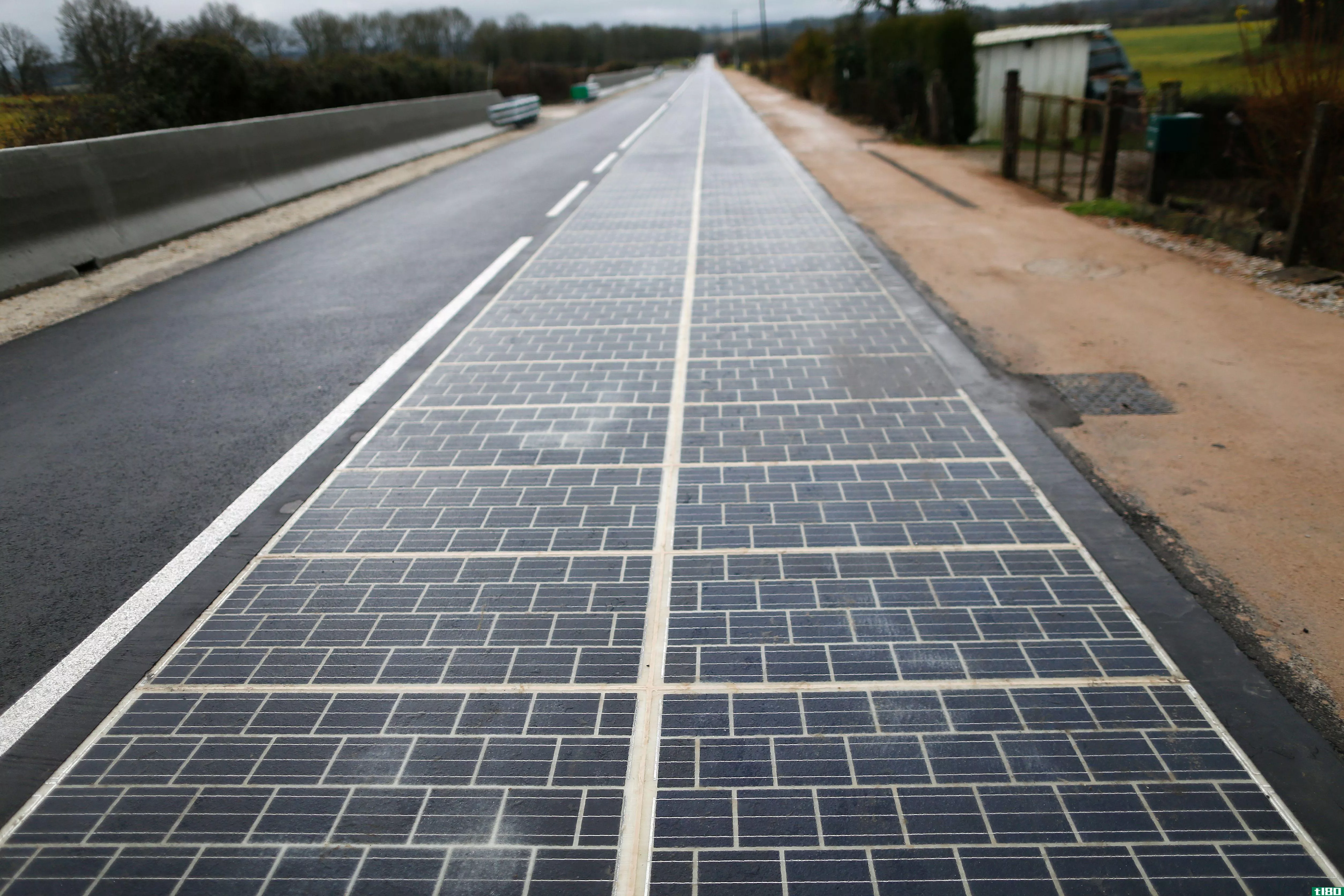 世界第一条“太阳能电池板之路”在法国开通