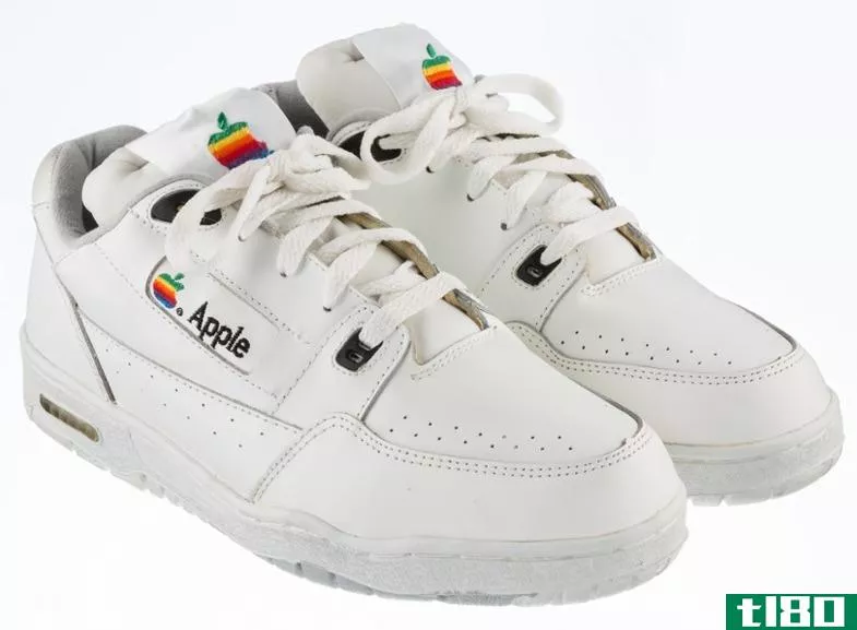 这双老式的苹果运动鞋正以15000美元的价格拍卖