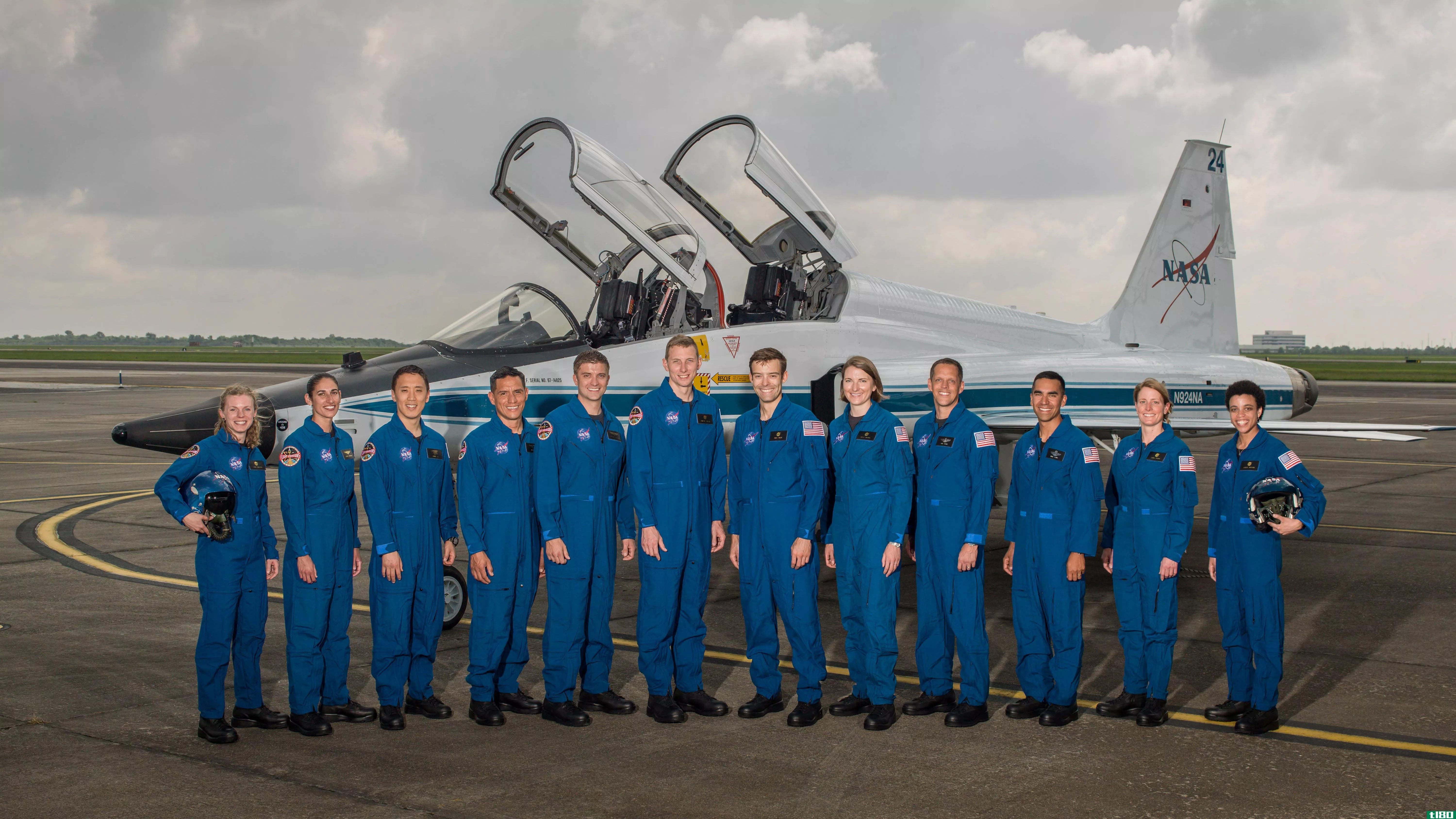 美国宇航局在其现役飞行部队中增加了12名新宇航员