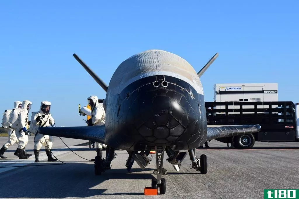 美国空军的x-37b航天飞机在完成第四次飞行任务后返回家园