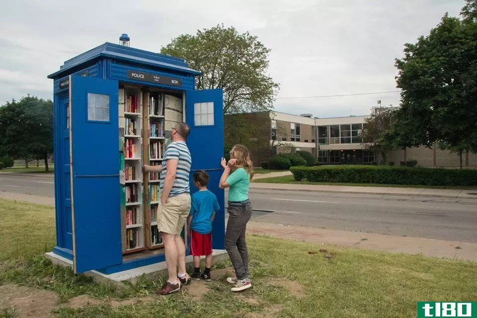 底特律的一位医生，他为他的邻居建造了一座塔迪斯图书馆的复制品