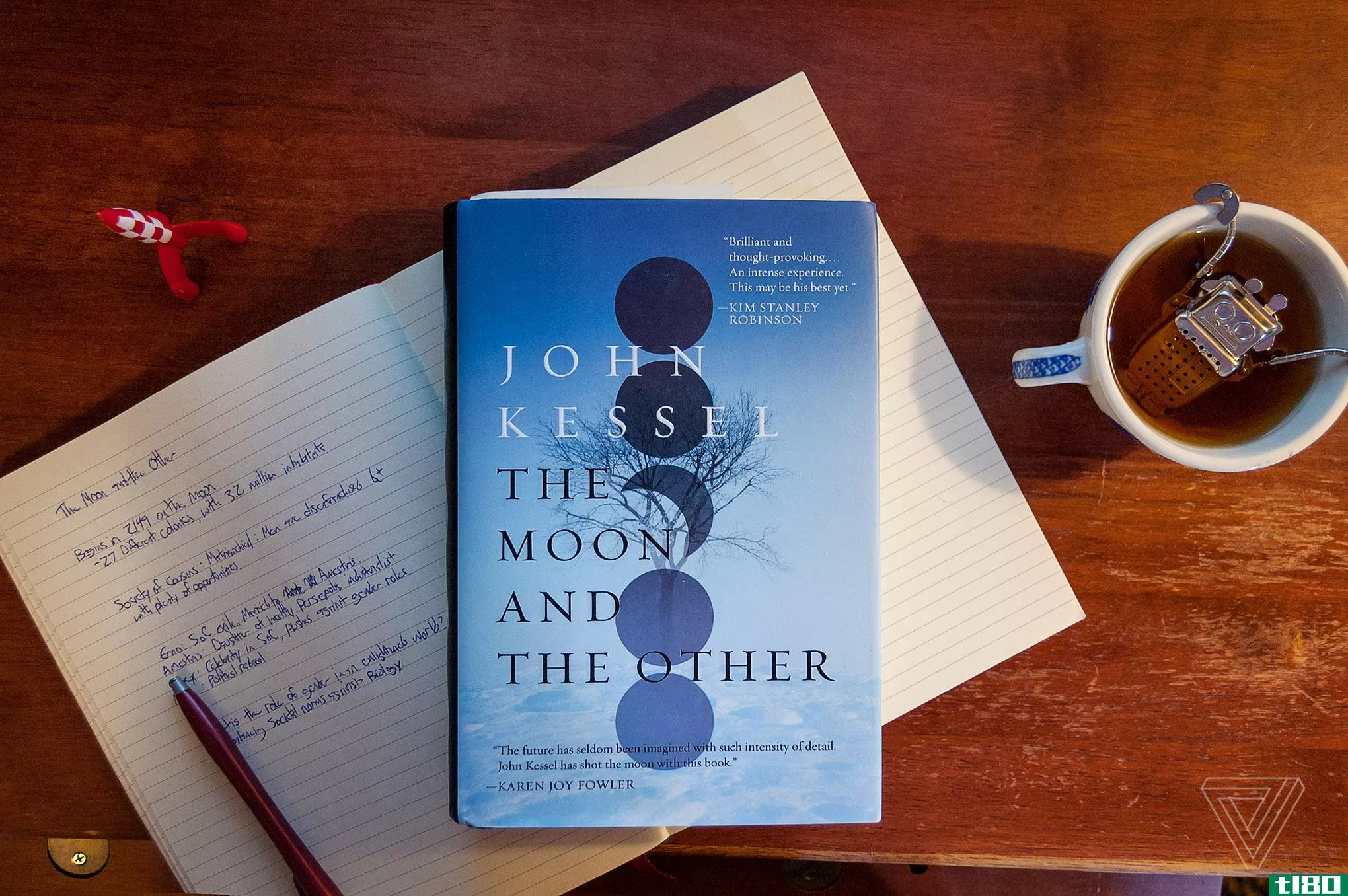 月亮和另一部：一部科幻小说，讲述我们如何破坏我们的最佳意图