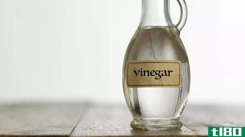 Illustration for article titled 8 Things You Probably Didn&#39;t Know You Can Clean With Vinegar
