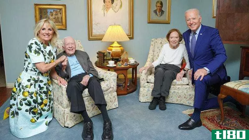 Illustration for article titled No, Joe Biden Isn&#39;t 8 Feet Tall (and Other Camera Tricks)