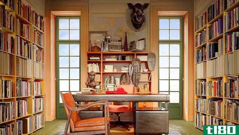 让它看起来像韦斯·安德森用这些变焦背景设计了你的家庭办公室