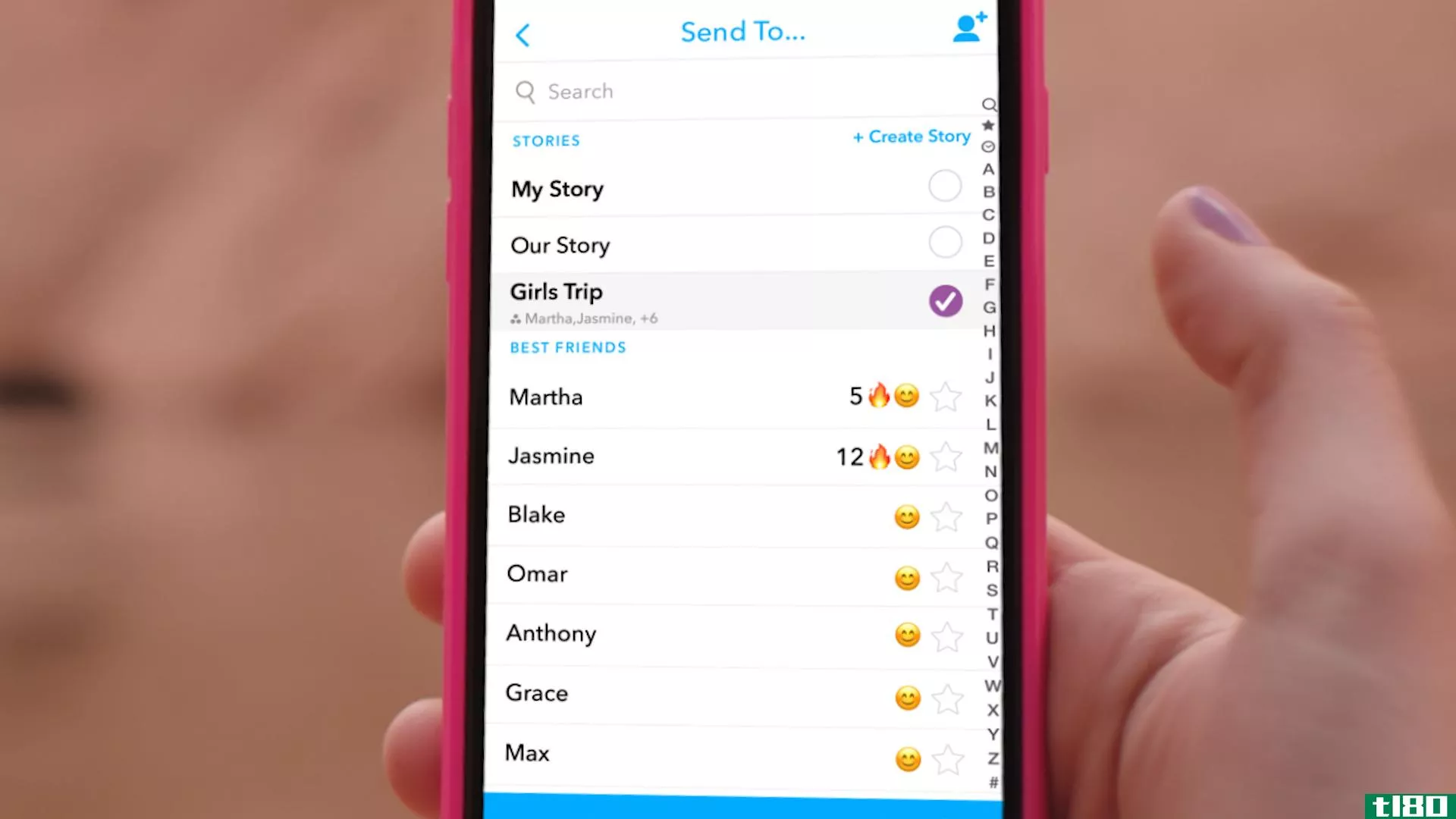 snapchat引入了自定义的故事，用于捕捉与朋友的集体时刻