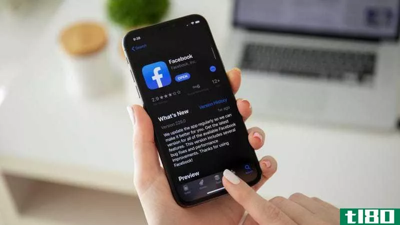 Illustration for article titled How to Enable Facebook&#39;s New Dark Mode on iPhone