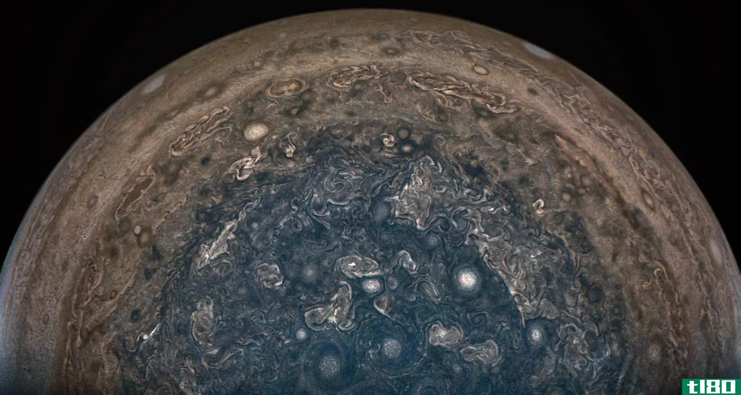 美国宇航局的朱诺号宇宙飞船在木星上发现了行星大小的气旋和一个动态磁场