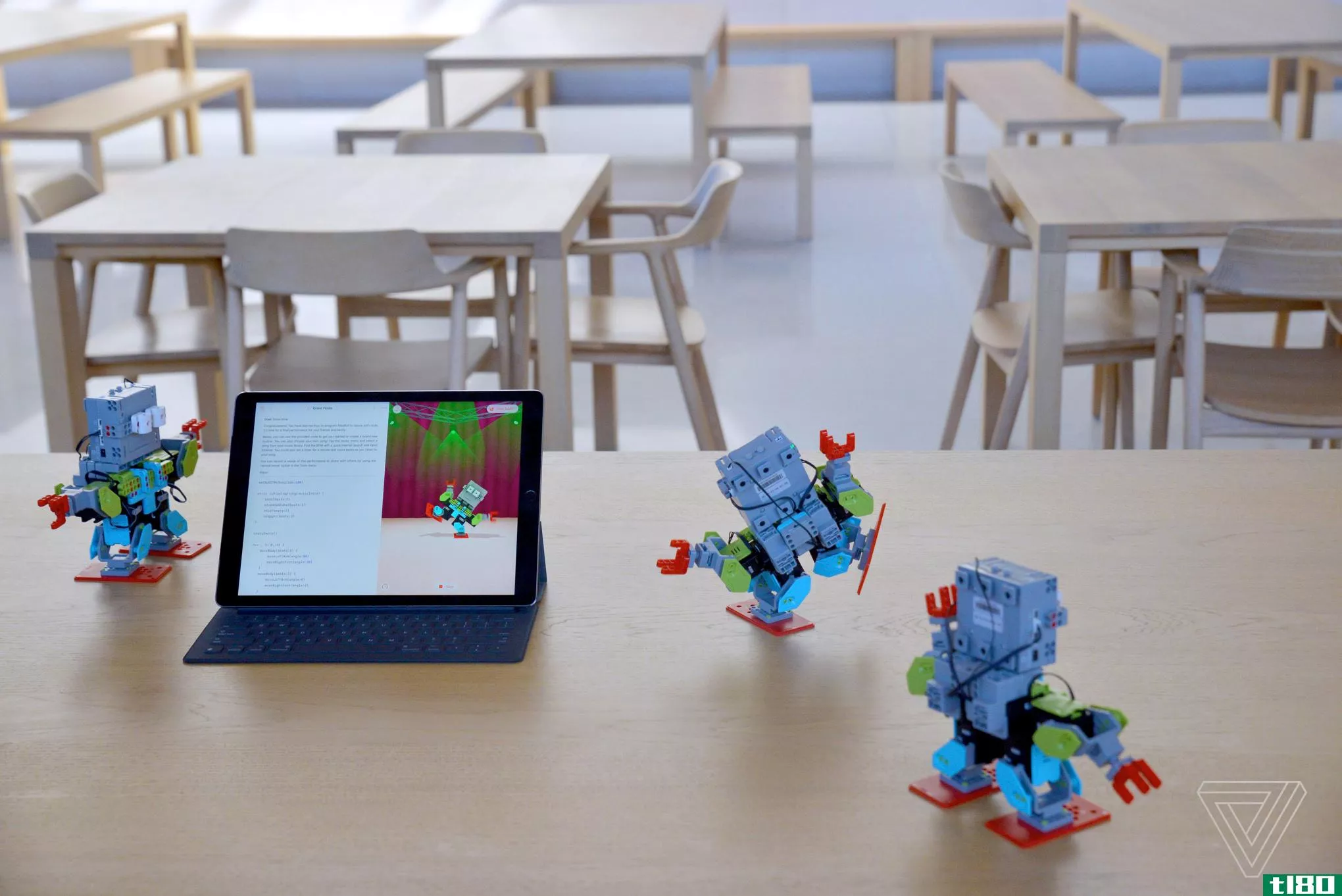 苹果的swift操场编码应用程序现在支持机器人、无人机和玩具