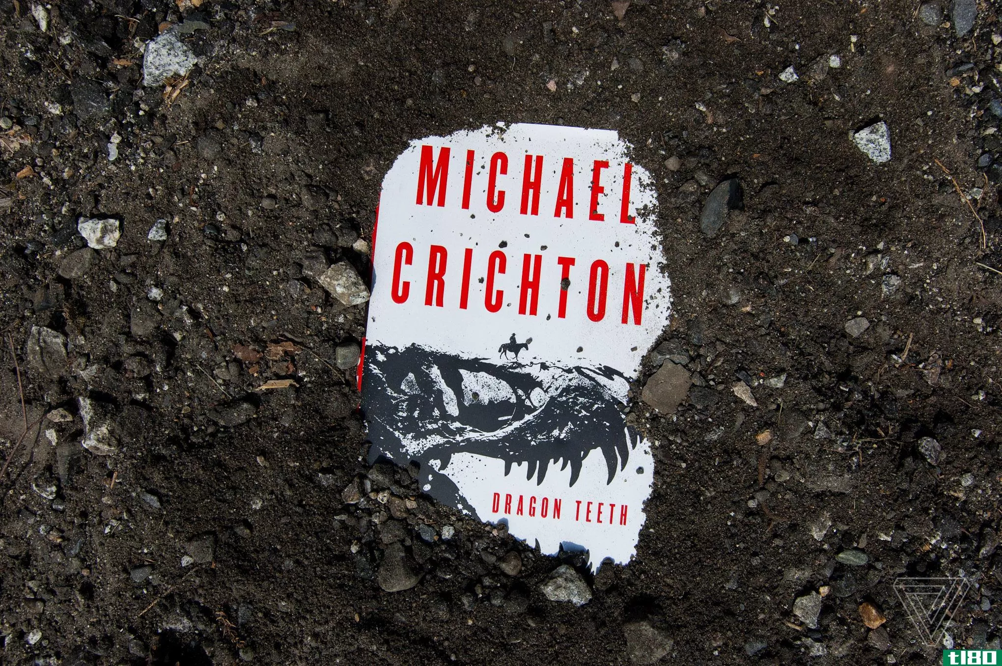 迈克尔·克莱顿（michael crichton）的新小说有恐龙的骨头和枪手，但它缺乏灵魂