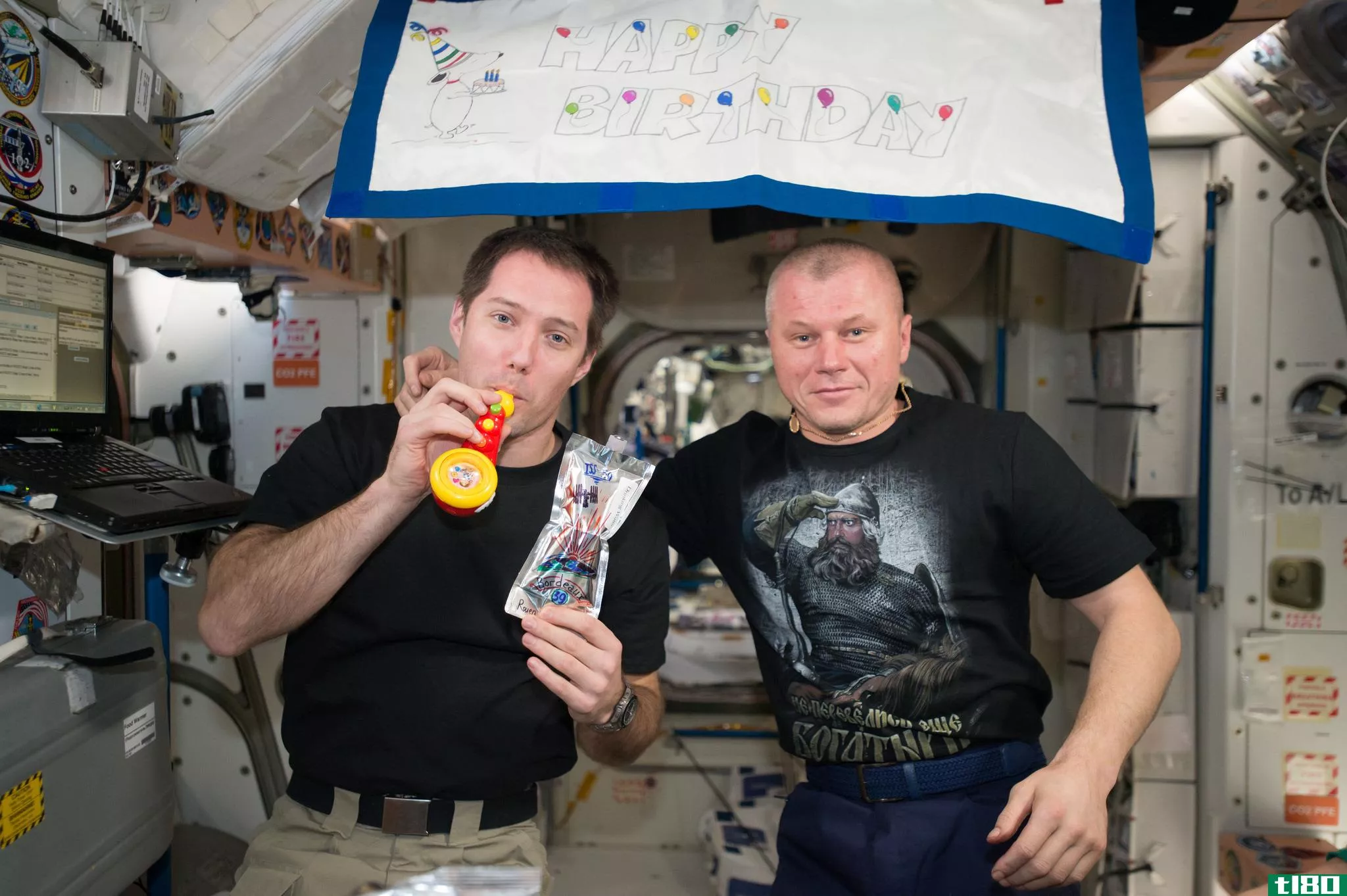 tgif：观看两名宇航员离开国际空间站返回地球