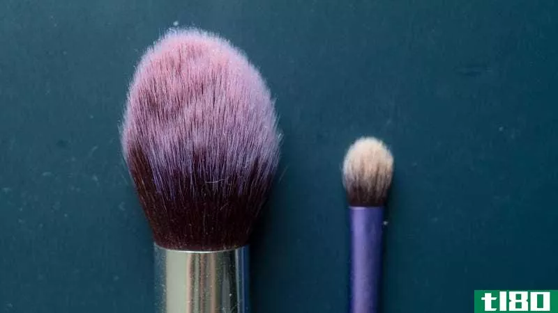 L-R: BS-MALL tapered face brush, Real Techniques Base Shadow brush.
