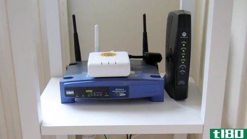 Illustration for article titled How to Extend Your Wifi Network With an Old Router