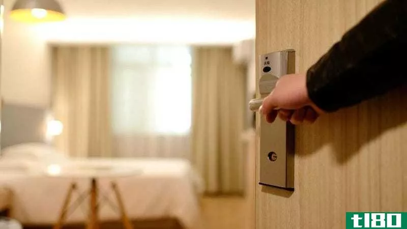 您不必使用房间钥匙来操作酒店房间的灯