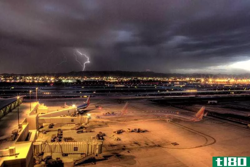 航空公司正在免除航班变更费，这样你就可以避开热带风暴哈维
