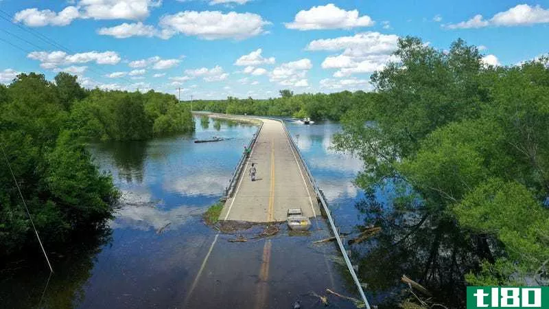 千万不要试图在洪水中开车