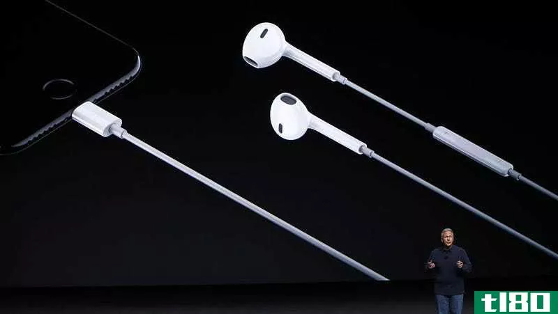 为什么苹果的iphone7耳机不能在最新的macbook上使用
