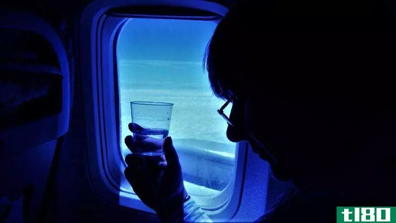 如何在长途飞行中保持适当的水分