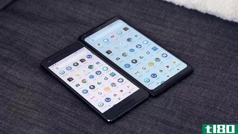 Comparing the Pixel 2 (left) and Pixel 2 XL displays/ Gizmodo