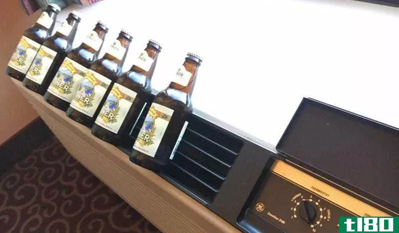 在没有冰箱的旅馆房间里快速冷却啤酒的方法