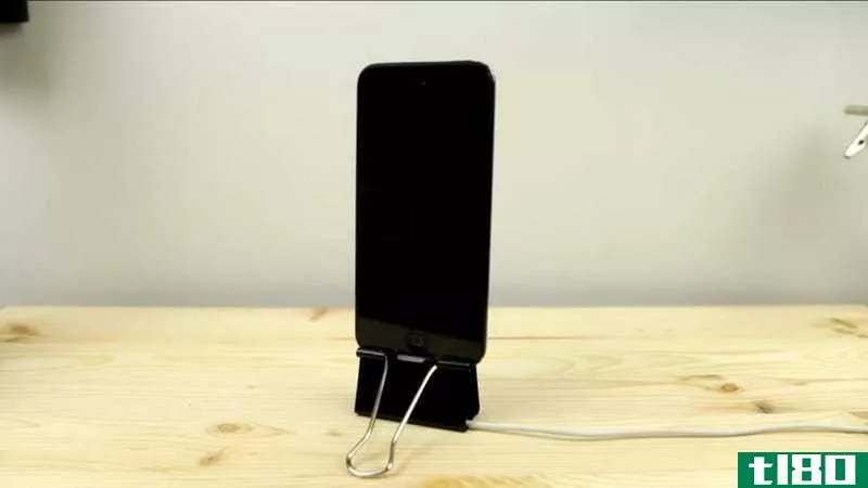 Illustration for article titled Make a Phone Charging Stand With a Pair of Binder Clips