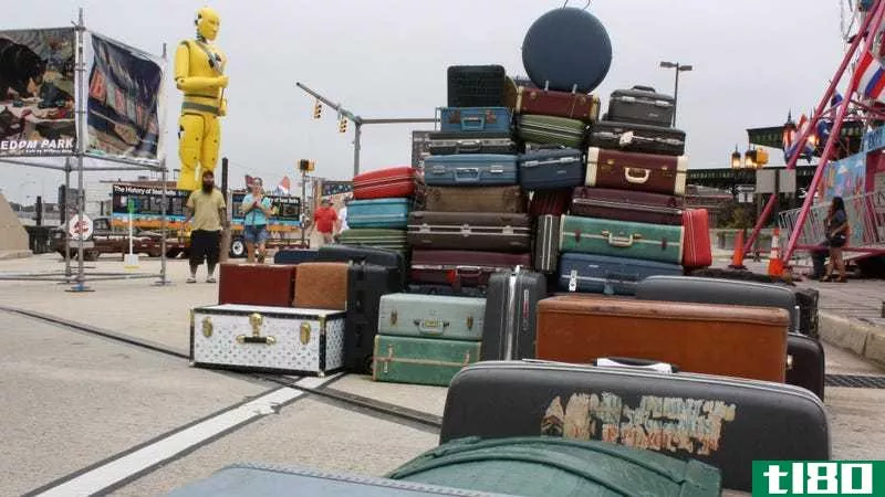 把你的随身行李打包，好像航空公司会把你的托运行李弄丢似的