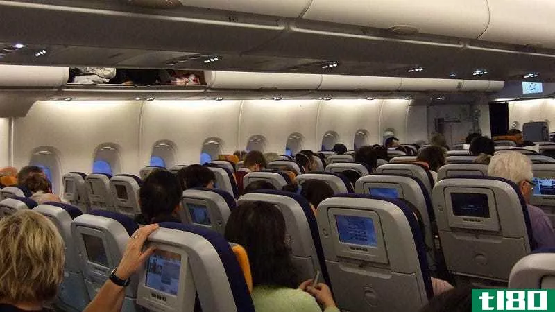 在飞机上，最好的方法是把你的座位倾斜