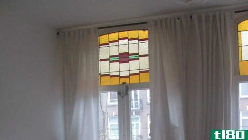 用模板把窗帘完美地挂在每扇窗户上