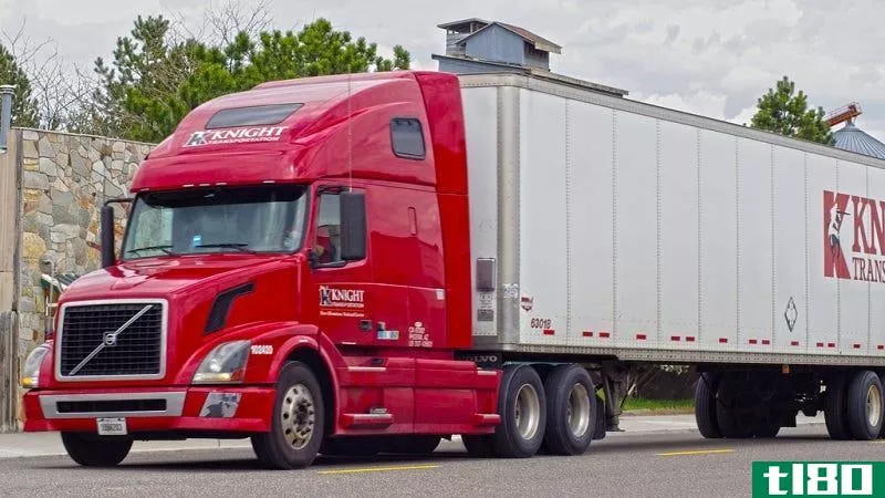 卡车司机在高速公路上驾驶大型卡车的最佳安全提示