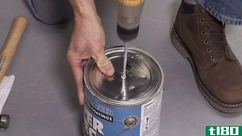Illustration for article titled Drill a Hole Through the Paint Lid to Prevent Splashing When Mixing