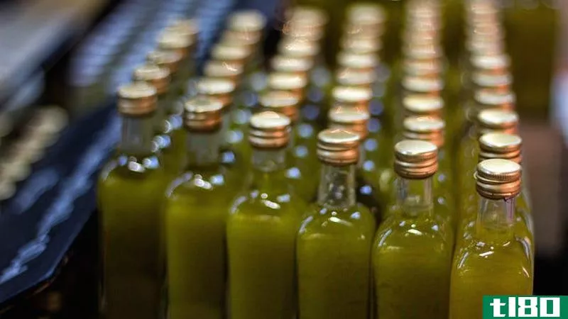 在橄榄油中加入橄榄核，可以增加味道