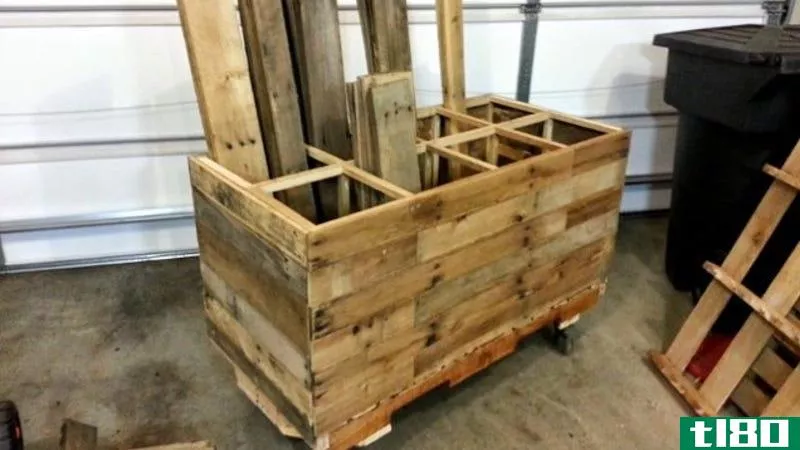 Illustration for article titled Build a Rolling Lumber Storage Cart from Pallets to Save Some Cash