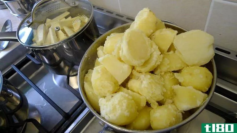 先用冷水煮土豆泥
