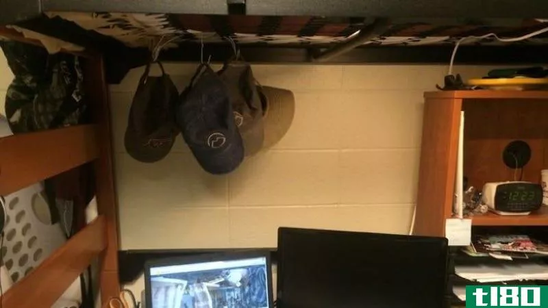 Illustration for article titled Store Baseball Caps On Your Dorm Bunk Bed With a Wire Hanger