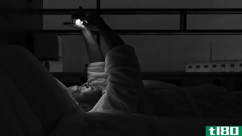 在床上使用手机或平板电脑不会影响睡眠
