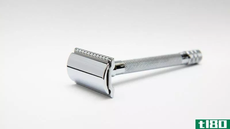 Illustration for article titled Clean Your Reusable Razor in a Snap with a White Vinegar Soak