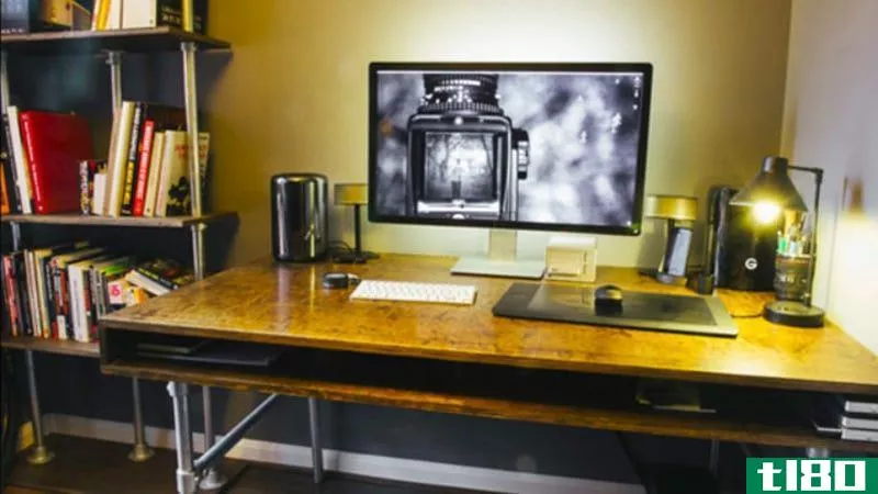Illustration for article titled The DIY, Clutter-Free Photo Editing Workspace