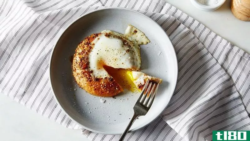 做一个百吉饼鸡蛋作为两人的高级早餐