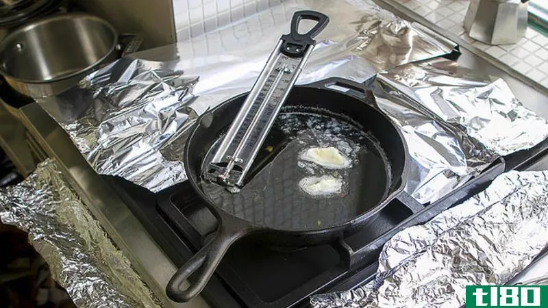 Illustration for article titled Cover Your Stovetop with Tin Foil to Clean Up Quickly After Frying