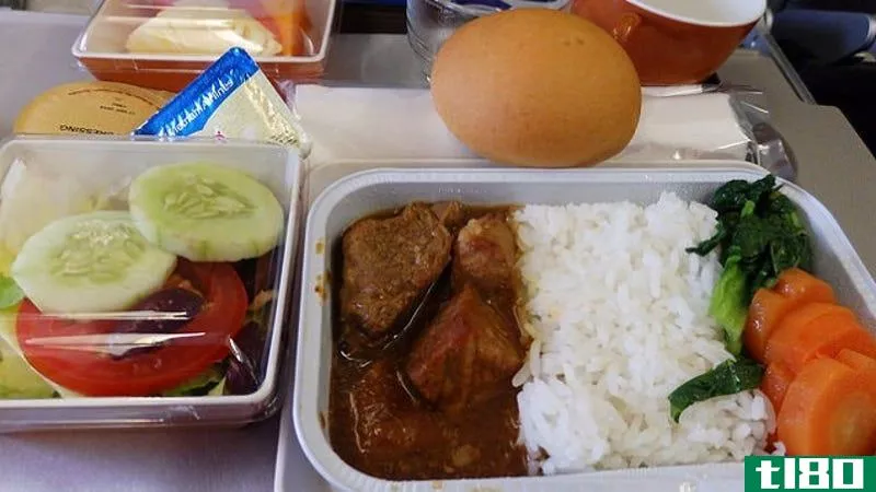 为什么飞机上的食物味道如此平淡（以及如何做得更好）