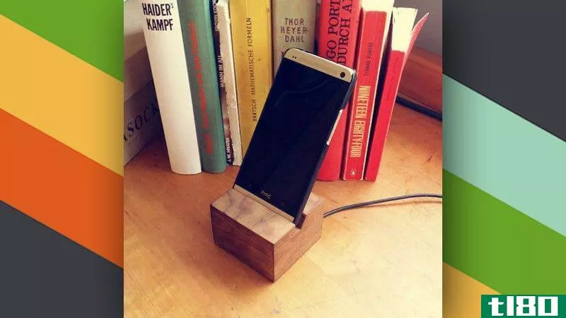 这个diy木制手机充电台放在你的桌子上看起来很棒