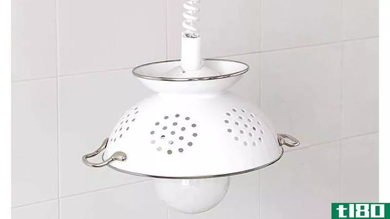 Illustration for article titled ​Create An Eye-Catching Pendant Lampshade With An Old Colander